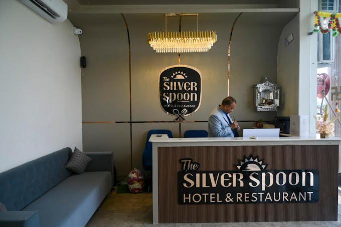 The Silver Spoon Hotel & Restaurant Būndi Exteriör bild